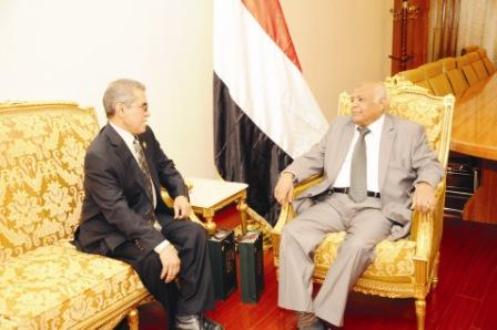 رئيس الوزراء لدى استقباله مدير مكتب مجلس التعاون الخليجي أمس